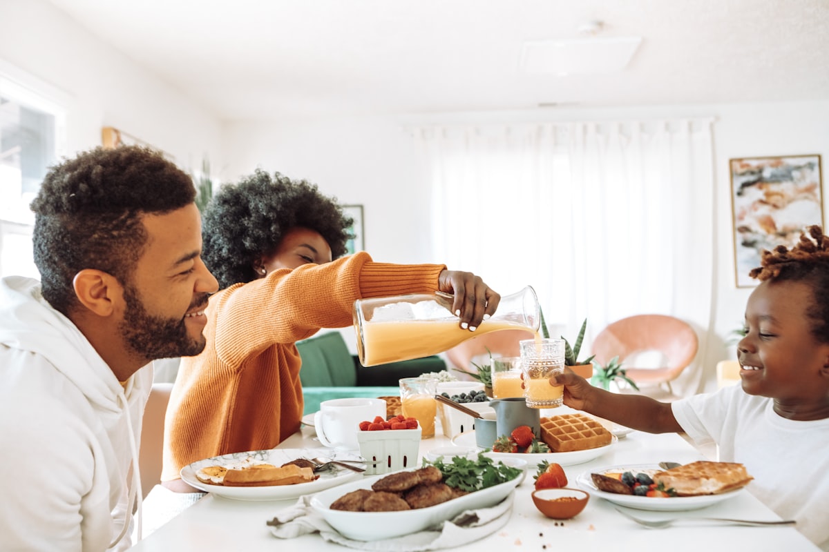 Plateau de collation avec noix, fruits secs et fromage